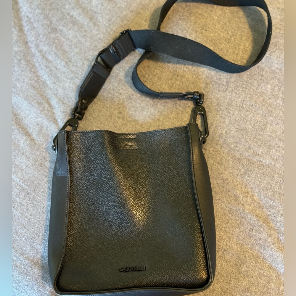 Calvin Klein Lucia Textured Large Crossbody Bag Black hardware